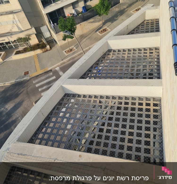 רשת מתכת מותקנת למניעת כניסת יונים